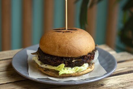 Бургер с котлетой из чечевицы