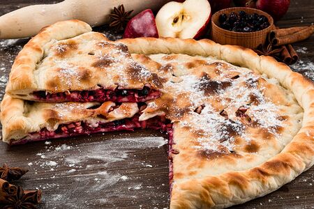 Пирог с яблоками и черникой