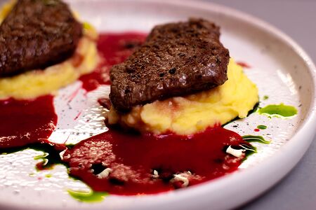 Медальоны из говядины с картофельным пюре и вишневое горчицей