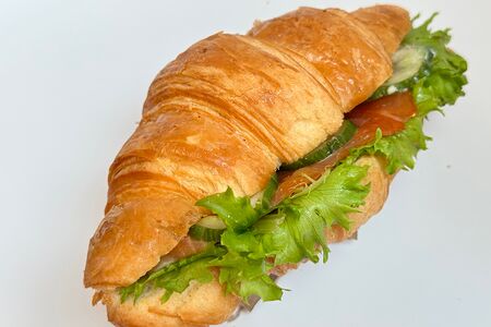 Круассан с лососем