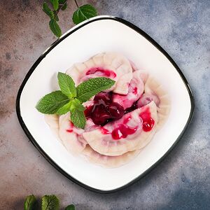 Сладкие вареники с вишней