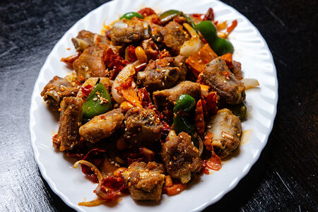 Свиные ребра, жаренные с арахисом и перцем