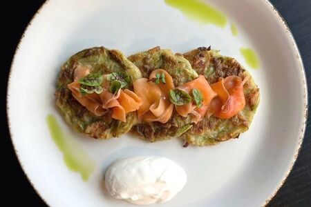 Оладьи из цукини с лососем
