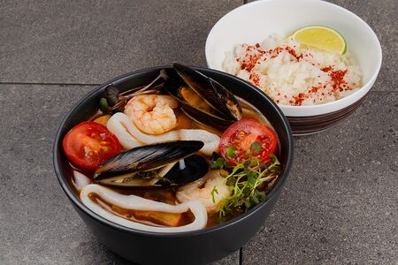 Пряно-томатный Том ям с креветками и лососем