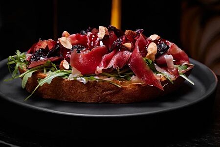 Бутер с уткой, вишней и амаретто