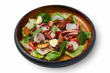Тёплый салат с осьминогом и щупальцами кальмара