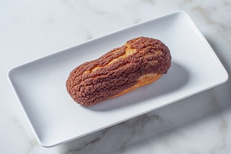 Эклер шоколадный