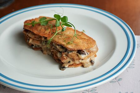 Язык в сухарях с грибным жюльеном