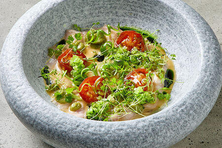 Севиче из местного судака, соус из лайма и чили, томаты кимчи