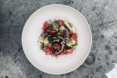 Салат из свежих овощей с орехами