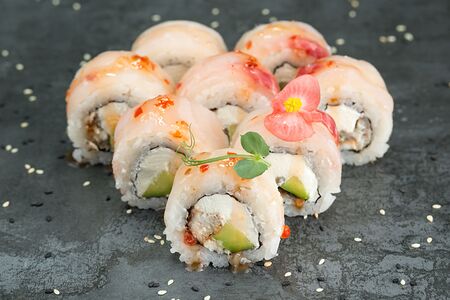 В окуне с сыром, угрем и авокадо