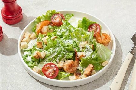 Салат Цезарь с креветками