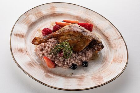 Утиная ножка конфи с ягодным ризотто