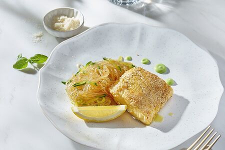 Арктический палтус с рисовой лапшой