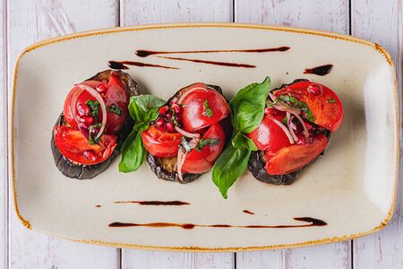 Салат из помидоров с запеченными баклажанами