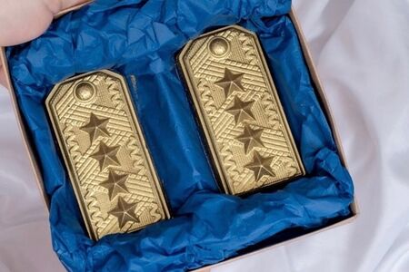 Фигурный шоколад ручной работы погоны генеральские