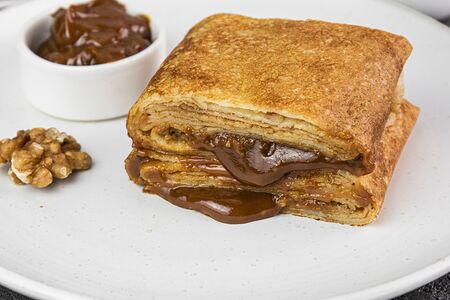 Блин с вареной сгущенкой и грецким орехом