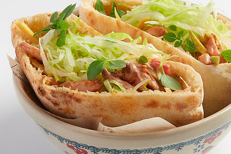 Пита с цыпленком и свежим салатом