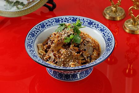 1 Ассорти из говяжьих потрохов в остром соусе по-сычуаньски