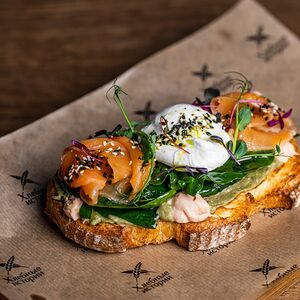 Брускетта с лососем, авокадо и яйцом пашот 