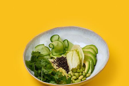 Большой зеленый салат с луковой заправкой