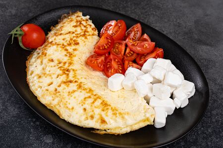 Омлет с помидорами и фетой