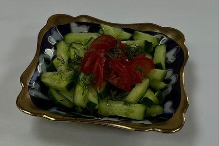 Салат из свежих огурцов и помидоров