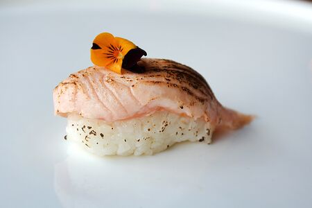 Опалённые суши с лососем