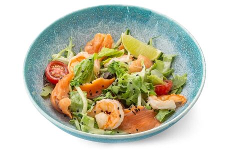 Салат с креветками и лососем