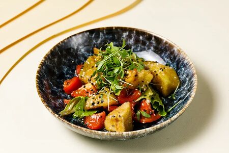 Азиатский салат с хрустящими баклажанами