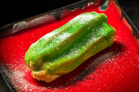 Эклер фисташковый