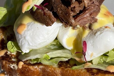 Френч-тост с томленой говядиной