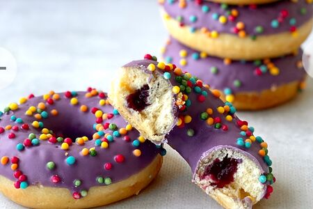 Пончик Черничный с хрустящими шариками