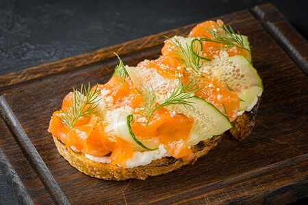 Брускетта со слабосоленым лососем и свежим огурцом
