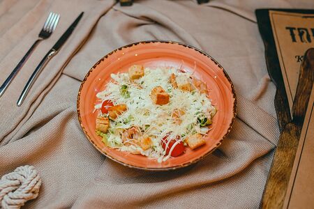 Салат Цезарь с креветками