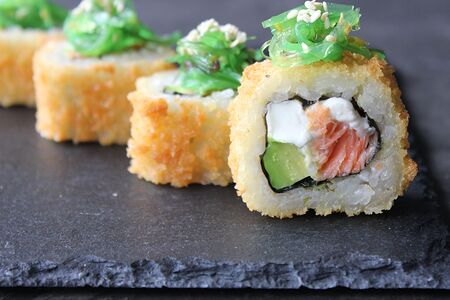 Горячий ролл с копченым лососем