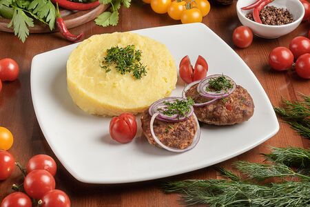 Картофельное пюре с котлетами