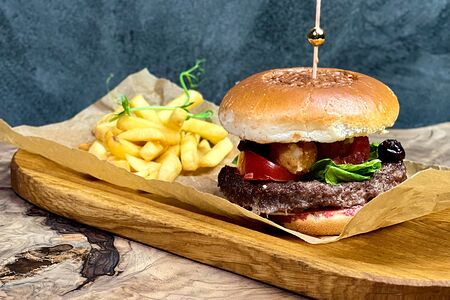 Бургер Монблан с вишневым джемом