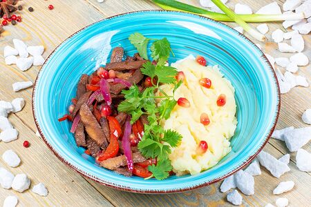 Телячий язык в гранатовом соусе