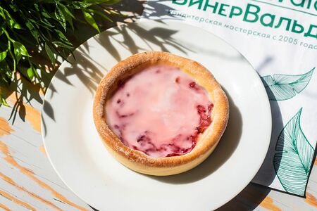 Сметанник с клубникой