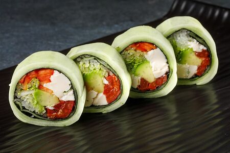 Фирменный ролл в огурце с сыром тофу