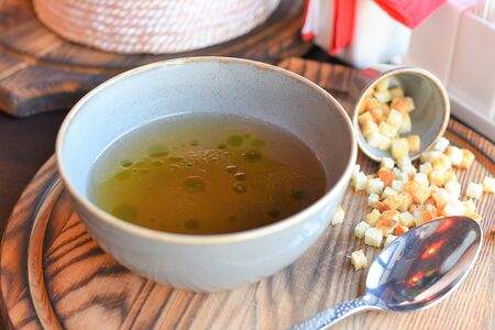 Бульон куриный с гренками 