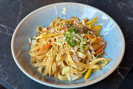 Жареная лапша с овощами