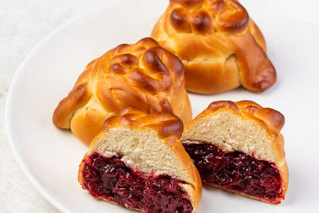 Пирожок с брусникой