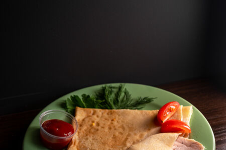 Блин с ветчиной, томатом и сыром