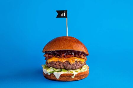 Бургер с черносмородиновым вареньем, арахисовой пастой и беконом