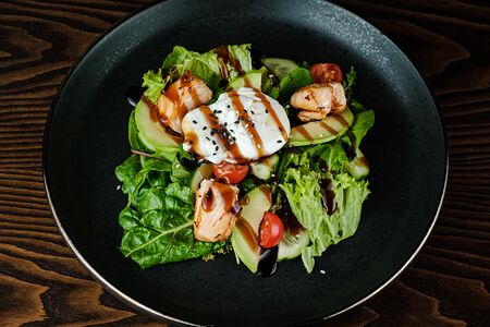 Салат с лососем и авокадо