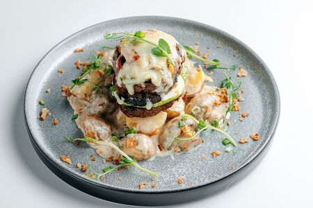 Телятина с грибами и молодым картофелем