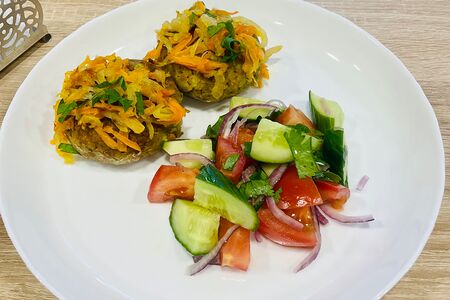 Котлеты из гречки с овощным салатом