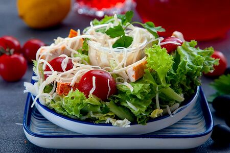 Салат Цезарь с курицей